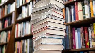 Der Deutsche Buchpreis wird am 18. Oktober zu Beginn der Frankfurter Buchmesse vergeben. (Symbolbild)