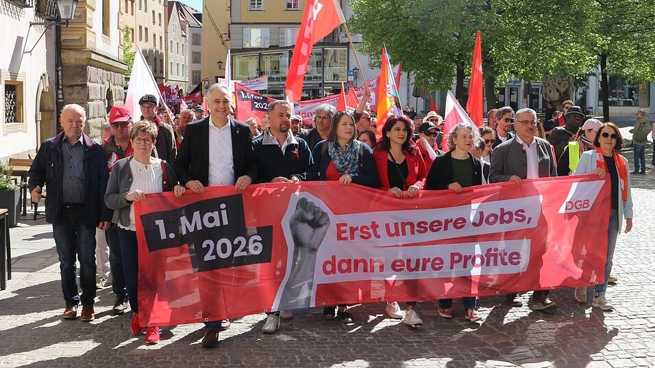 Die Maikundgebung war die erste Veranstaltung, an der der Sozialdemokrat Thomas Burger (Zweiter von links am Banner) als neuer Oberb&uuml;rgermeister teilnahm.