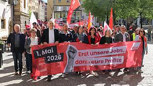 Die Maikundgebung war die erste Veranstaltung, an der der Sozialdemokrat Thomas Burger (Zweiter von links am Banner) als neuer Oberb&uuml;rgermeister teilnahm.