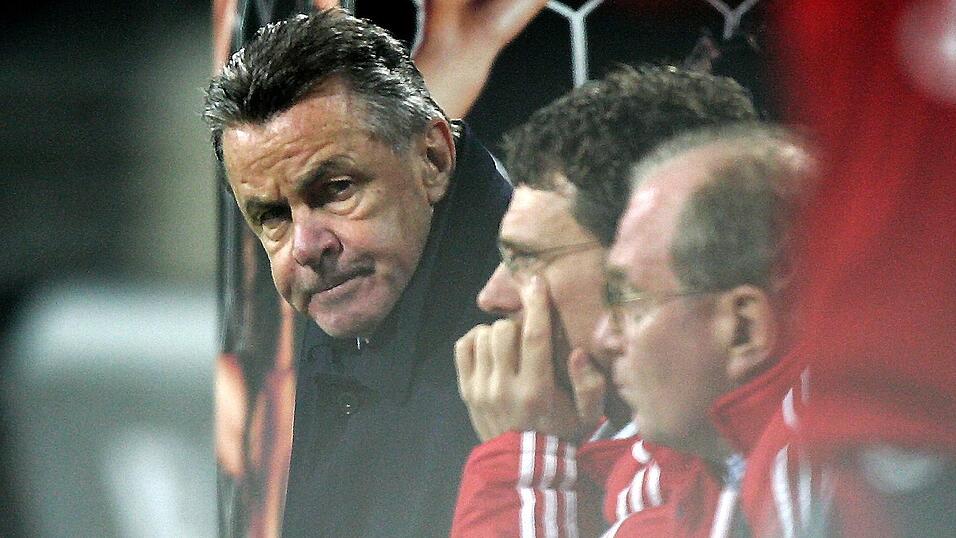 Einst beim FC Bayern Seite an Seite: Coach Ottmar Hitzfeld (l) und Co-Trainer Michael Henke (M). (Archivbild) Einst beim FC Bayern Seite an Seite: Coach Ottmar Hitzfeld (l) und Co-Trainer Michael Henke (M). (Archivbild)