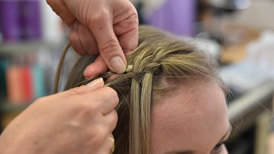 Noch ein Frisurenvorschlag: Nun wird von beiden Seiten nach hinten geflochten. Die Haare zunächst seitlich scheiteln und auf der größeren abgeteilten Seite mit dem Flechten beginnen. Dazu vorne drei nicht zu dünne Haarsträhnen abteilen und mit der vordersten Strähne 1 beginnen. Nun Strähne 1 über Strähne 2 legen, dann Strähne 2 fallen lassen. Eine neue Strähne 3 nehmen und über Strähne 1 legen. So entsteht der 'Wasserfall-Effekt'. Wiederholen Sie das Ganze bis zum Hinterkopf. Noch ein Frisurenvorschlag: Nun wird von beiden Seiten nach hinten geflochten. Die Haare zunächst seitlich scheiteln und auf der größeren abgeteilten Seite mit dem Flechten beginnen. Dazu vorne drei nicht zu dünne Haarsträhnen abteilen und mit der vordersten Strähne 1 beginnen. Nun Strähne 1 über Strähne 2 legen, dann Strähne 2 fallen lassen. Eine neue Strähne 3 nehmen und über Strähne 1 legen. So entsteht der 'Wasserfall-Effekt'. Wiederholen Sie das Ganze bis zum Hinterkopf.