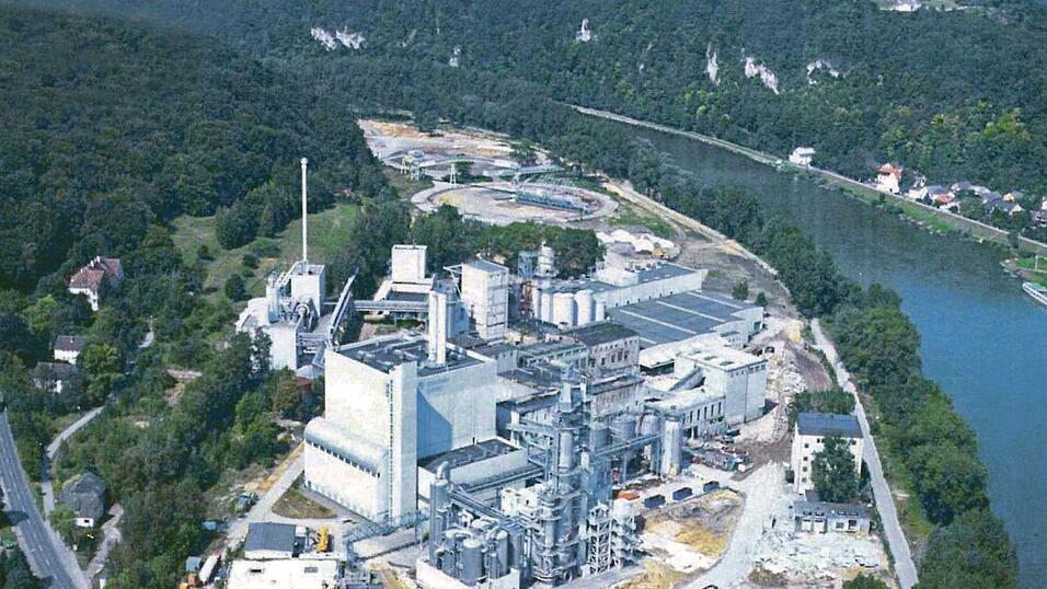 So sah die imposante Industrieanlage der Bayerischen Zellstoffs am rechten Donauufer am Fuße der Befreiungshalle in Kelheim kurz vor ihrem Konkurs Mitte September 1993 aus. So sah die imposante Industrieanlage der Bayerischen Zellstoffs am rechten Donauufer am Fuße der Befreiungshalle in Kelheim kurz vor ihrem Konkurs Mitte September 1993 aus.