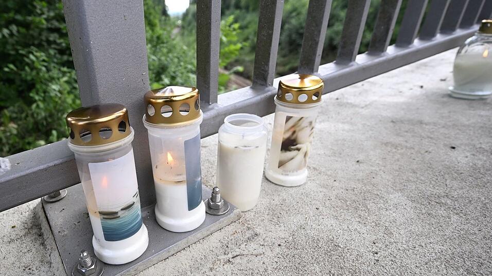 Am Unglücksort nach dem Zugunfall in Riedlingen erinnern Kerzen an die Opfer.