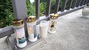 Am Unglücksort nach dem Zugunfall in Riedlingen erinnern Kerzen an die Opfer.