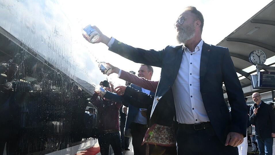 Bereits ab dem 1. Mai rollt der neue ICE L laut Bahn mehrmals täglich von Hamburg nach Westerland (Sylt) - jetzt wurde er getauft. Bereits ab dem 1. Mai rollt der neue ICE L laut Bahn mehrmals täglich von Hamburg nach Westerland (Sylt) - jetzt wurde er getauft.