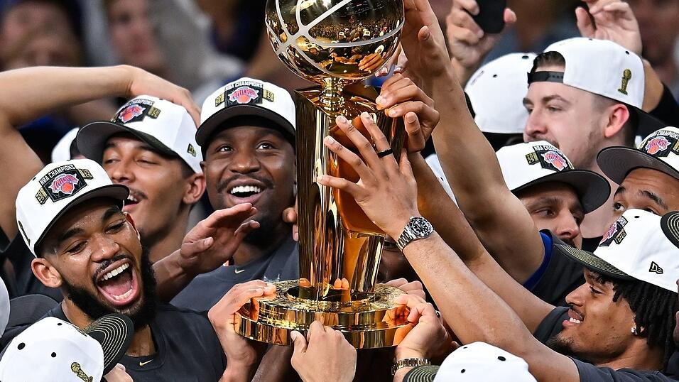 Die New York Knicks feiern mit der Larry-O'Brien-Meisterschaftstroph&auml;e den NBA-Titel. Nun besuchen sie das Wei&szlig;e Haus. (Archivbild)