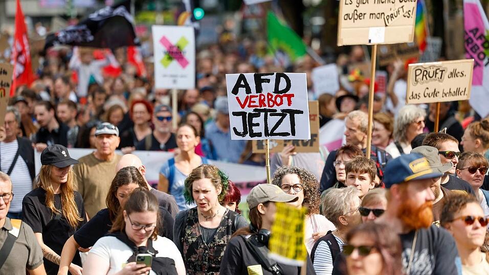 In D&uuml;sseldorf gingen rund 20.000 Menschen auf die Stra&szlig;e und forderten ein AfD-Verbot.