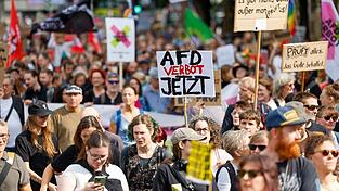 In Düsseldorf gingen rund 20.000 Menschen auf die Straße und forderten ein AfD-Verbot. In Düsseldorf gingen rund 20.000 Menschen auf die Straße und forderten ein AfD-Verbot.