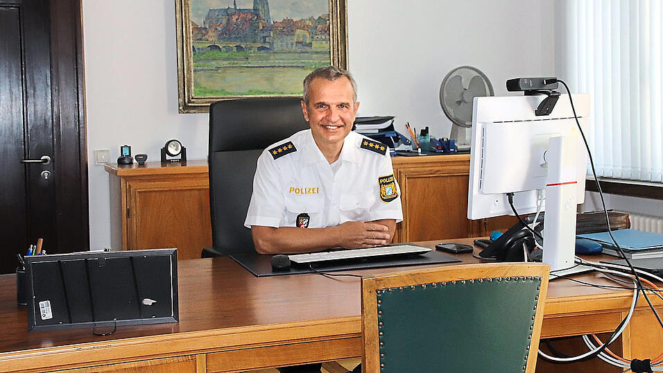 Das B&uuml;ro von Dienstellenleiter Gerhard Roider besitzt noch die originalen M&ouml;bel.
