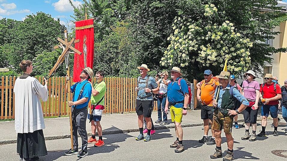 Mit dem traditionellen Kreuzkuss werden die Pilger begrüßt. Mit dem traditionellen Kreuzkuss werden die Pilger begrüßt.
