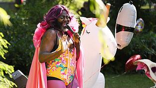 Zum ersten Mal trat eine schwarze Drag Queen in Bayreuth auf: Le Gateau Chocolat war im 'Tannhäuser' zu sehen und auch noch bei dern Pausen-Show, die es ebenfalls zum ersten Mal in der Festivalgeschichte gab. Zum ersten Mal trat eine schwarze Drag Queen in Bayreuth auf: Le Gateau Chocolat war im 'Tannhäuser' zu sehen und auch noch bei dern Pausen-Show, die es ebenfalls zum ersten Mal in der Festivalgeschichte gab.