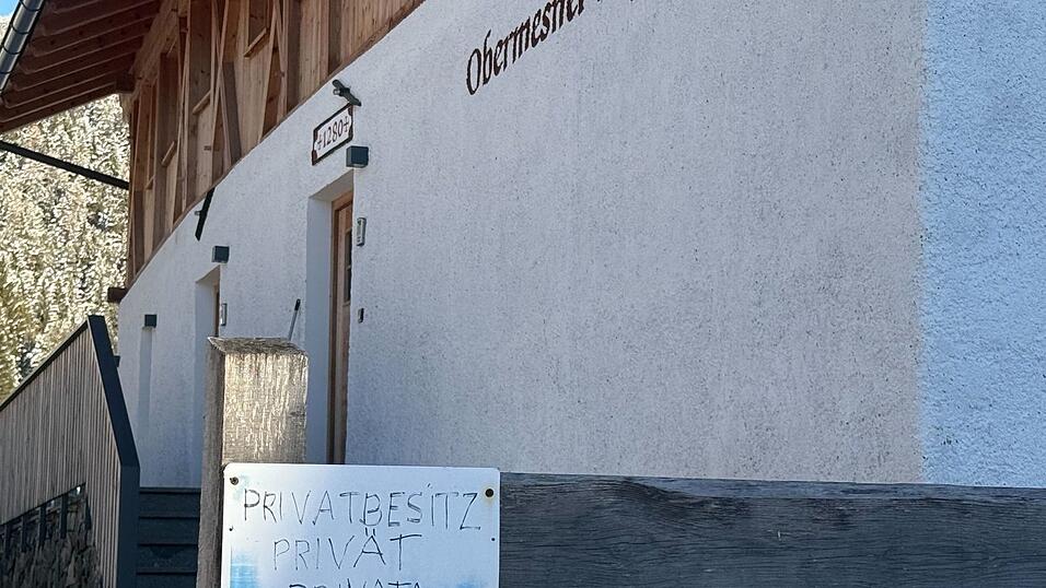 Auch Schilder halten die Touristen nicht ab.