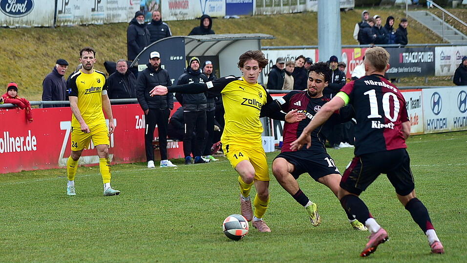 Vilzing mit Josef Gottmeier (am Ball) fehlte es an der Energie der letzten Spiele gegen N&uuml;rnberg II mit Ayoub Chaikhoun und Benedikt Kirsch.