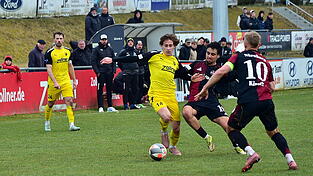Vilzing mit Josef Gottmeier (am Ball) fehlte es an der Energie der letzten Spiele gegen Nürnberg II mit Ayoub Chaikhoun und Benedikt Kirsch. Vilzing mit Josef Gottmeier (am Ball) fehlte es an der Energie der letzten Spiele gegen Nürnberg II mit Ayoub Chaikhoun und Benedikt Kirsch.