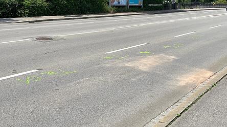Die Spuren des Unfalls am Tag danach: Die gelben Markierungen zeigen, wo die Unfallautos standen. Warum der 32-J&auml;hrige den vor ihm bremsenden Fiat &uuml;bersah und so den schweren Unfall verursachte, wird noch ermittelt.