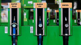 Benzin ist bereits seit einiger Zeit auf Rekordniveau, jetzt hat auch Diesel seinen alten Rekord aus dem April übertroffen. Benzin ist bereits seit einiger Zeit auf Rekordniveau, jetzt hat auch Diesel seinen alten Rekord aus dem April übertroffen.
