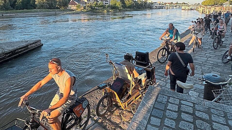 DJ-Pult im Radanh&auml;nger: Technofans tourten am Donnerstag durch Regensburg.