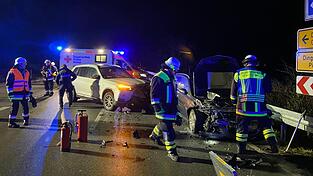 Feuerwehr, Rettungsdienst und Polizei waren an der Unfallstelle im Einsatz. Feuerwehr, Rettungsdienst und Polizei waren an der Unfallstelle im Einsatz.