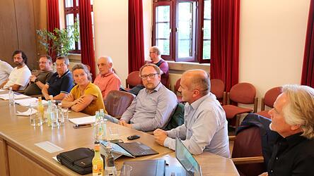 Streit im Stadtrat: Dritte Bürgermeisterin Christine Hagengruber (Zukunft Viechtach; 4.v.r.) und Martin Fischl (AfD, 2.r.) Streit im Stadtrat: Dritte Bürgermeisterin Christine Hagengruber (Zukunft Viechtach; 4.v.r.) und Martin Fischl (AfD, 2.r.)