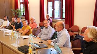 Streit im Stadtrat: Dritte Bürgermeisterin Christine Hagengruber (Zukunft Viechtach; 4.v.r.) und Martin Fischl (AfD, 2.r.) Streit im Stadtrat: Dritte Bürgermeisterin Christine Hagengruber (Zukunft Viechtach; 4.v.r.) und Martin Fischl (AfD, 2.r.)