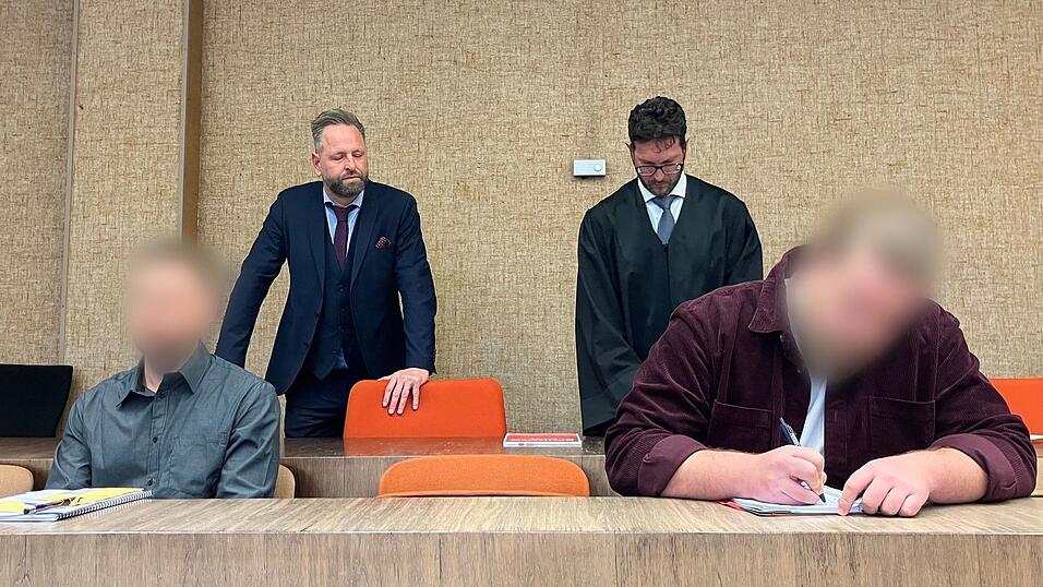 Die beiden Angeklagten schwiegen zun&auml;chst.