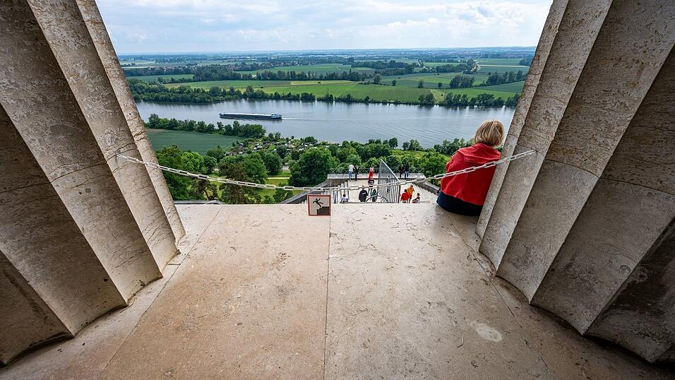 Besucher genie&szlig;en die Aussicht auf die Donau.