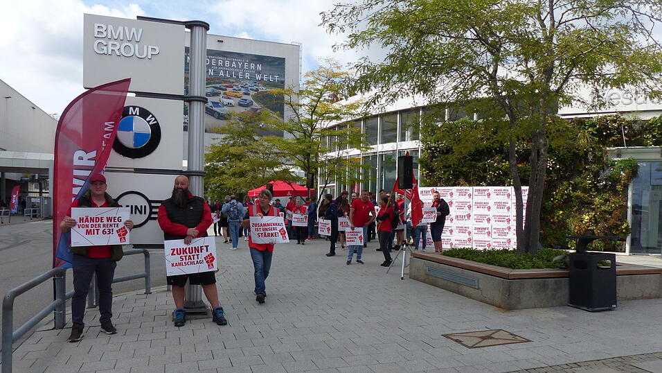 Auch vor dem BMW-Werk in Dingolfing wurde am Montag demonstriert. Auch vor dem BMW-Werk in Dingolfing wurde am Montag demonstriert.