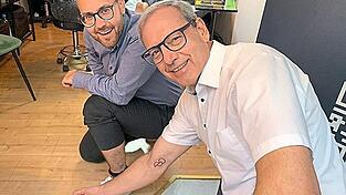 Felix Locke (l.) lie&szlig; sich auf der Wade t&auml;towieren, Thomas Z&ouml;ller w&auml;hlte den Oberarm.