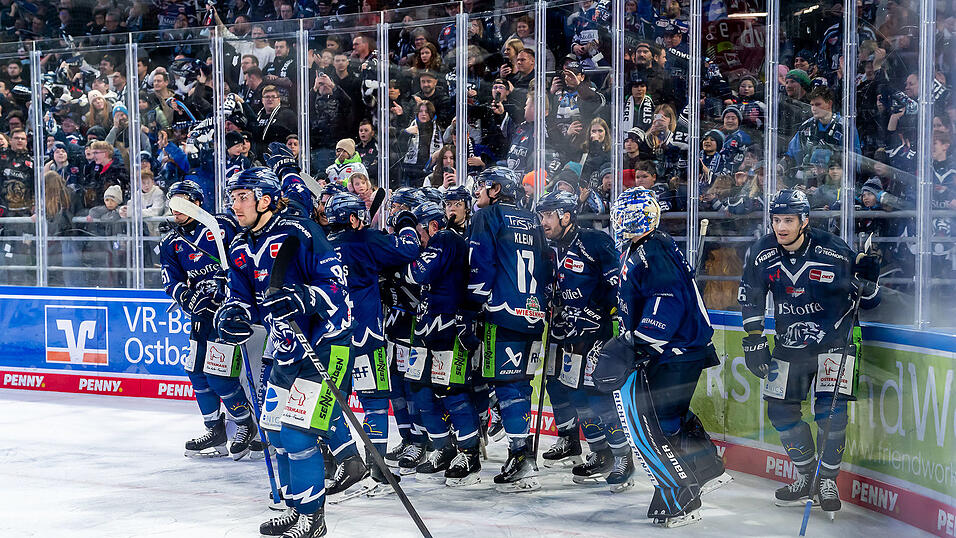 Die Straubing Tigers wollen auch an Spieltag 52 noch einmal Grund zum Feiern haben. Dabei soll die Heimstärke auch gegen Red Bull München genutzt werden. Die Straubing Tigers wollen auch an Spieltag 52 noch einmal Grund zum Feiern haben. Dabei soll die Heimstärke auch gegen Red Bull München genutzt werden.
