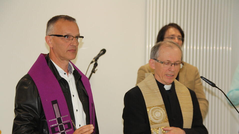 Stadtpfarrer Dr. Werner Konrad (links) und Pfarrer Ernst-Martin Kittelmann erteilten den kirchlichen Segen.