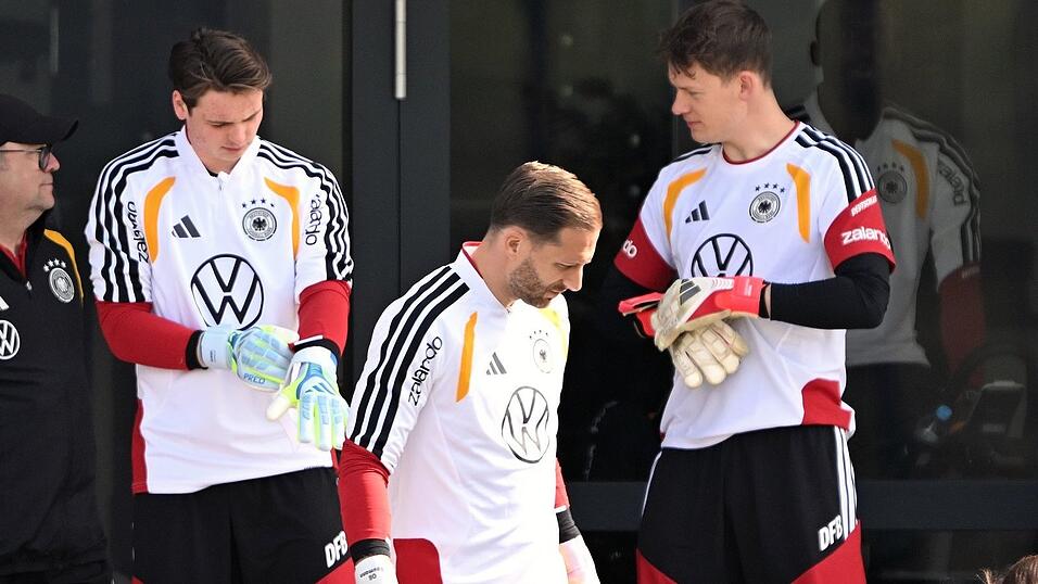 Oliver Baumann (m.) ist die Nummer eins im DFB-Tor vor Alexander N&uuml;bel (r.). (Archivbild)