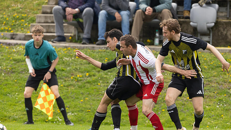 F&uuml;r den FC-DJK Simbach (in schwarz) gilt es, sich im Heimspiel gegen die Simbacher vom Inn f&uuml;r den gezeigten Einsatz zu belohnen - bestenfalls mit drei Punkten.