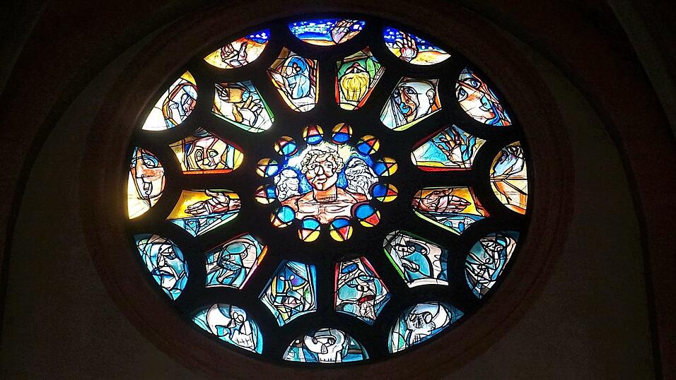 Die große Rosette im Westen der Kirche.
