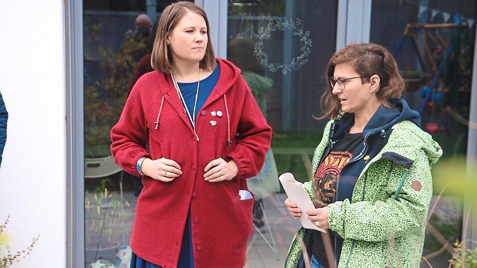 Initiatorin Elli Zimmermann (rechts) informierte in ihrem Garten die Bundestagsabgeordnete Carolin Wagner (SPD) über die Lärmbelastung. Initiatorin Elli Zimmermann (rechts) informierte in ihrem Garten die Bundestagsabgeordnete Carolin Wagner (SPD) über die Lärmbelastung.