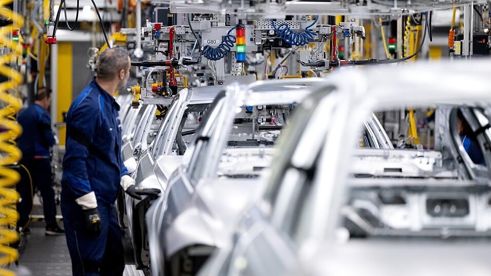 Viele deutsche Autobauer haben aktuell mit sinkenden Absätzen zu kämpfen. Viele deutsche Autobauer haben aktuell mit sinkenden Absätzen zu kämpfen.