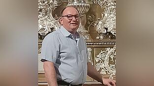 Der Mesner Robert Feigl in seiner Wirkungsstätte am Silberaltar im Dom. Bis 2009 arbeite er als Heizungsbauer.