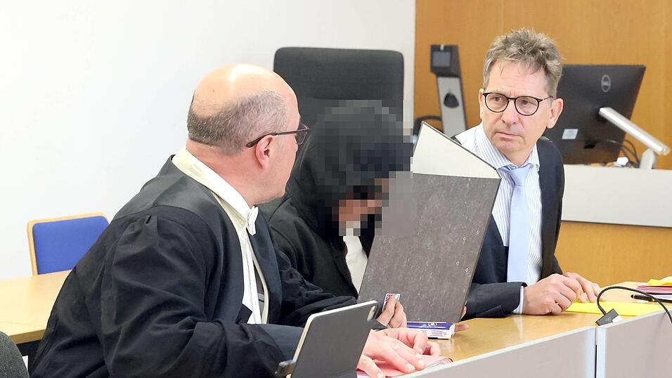 Eine 42-J&auml;hrige muss sich im Rahmen eines Sicherungsverfahrens f&uuml;r die Bluttat in ihrem Elternhaus verantworten.