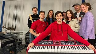 Simon Csokan und seine Musikerfreunde sind die neue Narrhalla-Band, die mit spritzigem Sound die traditionellen Narrhalla-Sitzungen begleiten wird. Simon Csokan und seine Musikerfreunde sind die neue Narrhalla-Band, die mit spritzigem Sound die traditionellen Narrhalla-Sitzungen begleiten wird.