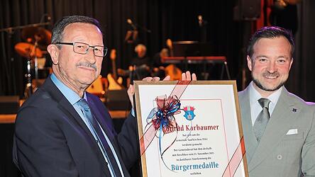 Verleihung der B&uuml;rgermedaille im B&uuml;rgersaal durch B&uuml;rgermeister Stefan Haberl an Konrad Karbaumer (l.).