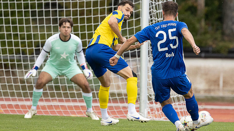 Mittelfeldspieler Christoph Beck (r.) - hier bei einem Abschluss in der Partei gegen Wenzenbach - ist einer, der f&uuml;r den TSV Bogen beim SC Luhe-Wildenau als Torsch&uuml;tze in Frage kommt.