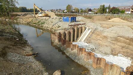 Westlich der Schlossstraßenbrücke wird zurzeit das neue Pegelgerinne erstellt. Westlich der Schlossstraßenbrücke wird zurzeit das neue Pegelgerinne erstellt.