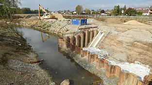 Westlich der Schlossstra&szlig;enbr&uuml;cke wird zurzeit das neue Pegelgerinne erstellt.