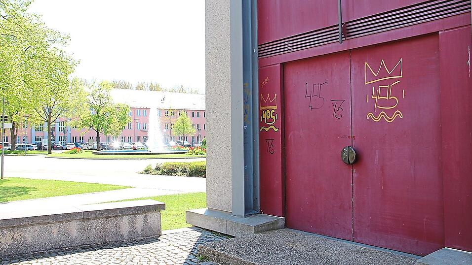 Die Graffitis, wie hier bei Sankt Johannes, verursachen 'nicht unerheblichen Sachschaden', so die Polizei.