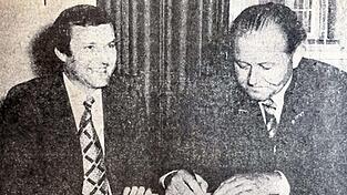 Josef Deimer (CSU), damals Oberbürgermeister, und Hans Radlmeier (SPD), letzter Bürgermeister Frauenbergs, unterzeichnen den Eingemeindungsvertrag.