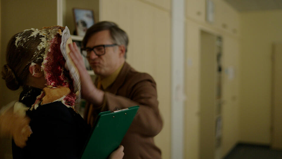 B&auml;m! Ralph Caspers wirft Anna Ellmann f&uuml;r eine Szene eine Schwarzw&auml;lderkirschtorte mitten ins Gesicht.