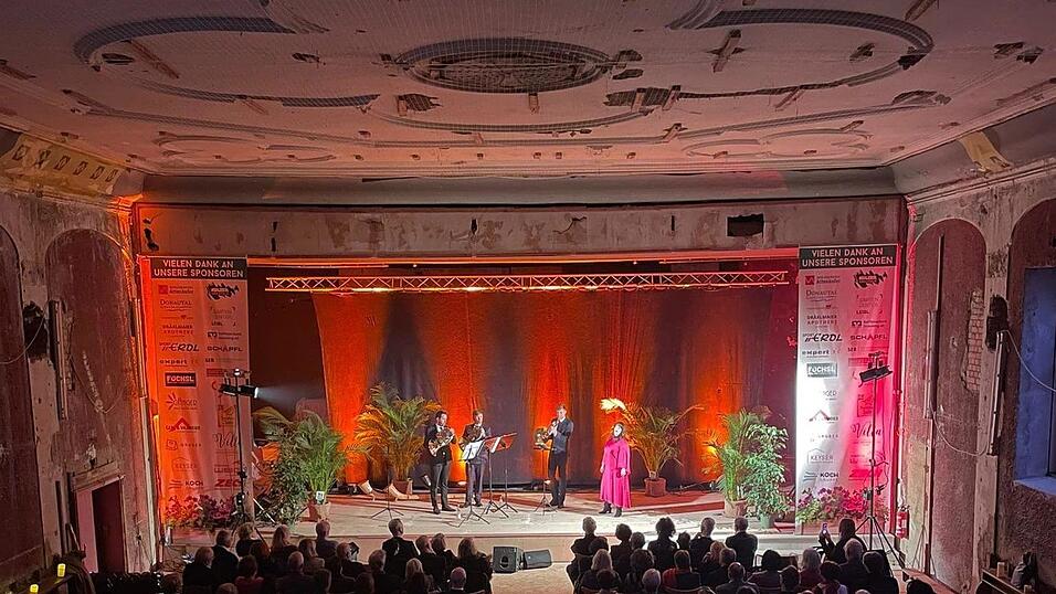 Opernsopranistin Martina Hinterdobler, geb&uuml;rtige Straubingerin, und das &bdquo;Horntrio Lippentriller&ldquo; sind im Herbst im Rahmen eines Benefizkonzerts im Burgtheater aufgetreten.