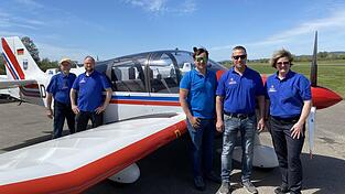 Ludwig Kalz, Revierleiter Florian Fischer, Georg Hofstetter, Pilot Bernhard Schneider und Christine Luger kurz vor dem Start auf dem Gel&auml;nde der Chamer Segelflieger.