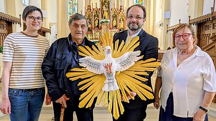 Mesnerin Doris Westermeier (v. l.), Kunstschnitzer Hans St&ouml;rringer, Dekan J&uuml;rgen Josef Eckl sowie Ikonenschreiberin und Fassmalerin Inge Berger-Fernando
