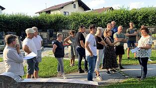 Mehr als eine Stunde befasste sich der Gemeinderat bei seiner Sitzung am 2. Juli damit, den Standort für weitere Urnengräber festzulegen, damit diese noch heuer angelegt werden können. Mehr als eine Stunde befasste sich der Gemeinderat bei seiner Sitzung am 2. Juli damit, den Standort für weitere Urnengräber festzulegen, damit diese noch heuer angelegt werden können.