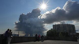 Rauch über St. Petersburg nach einem Drohnenangriff auf ein dortiges Lager des Online-Händlers Wildberries. (Archivbild) Rauch über St. Petersburg nach einem Drohnenangriff auf ein dortiges Lager des Online-Händlers Wildberries. (Archivbild)